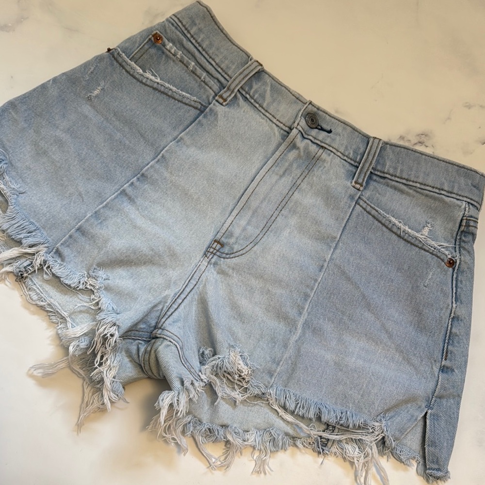 Abercrombie & Fitch High Rise The Cut Off Short